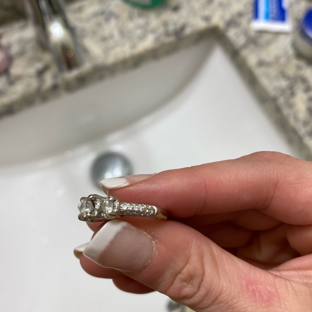 Engagement ring - Picture 4 of 5